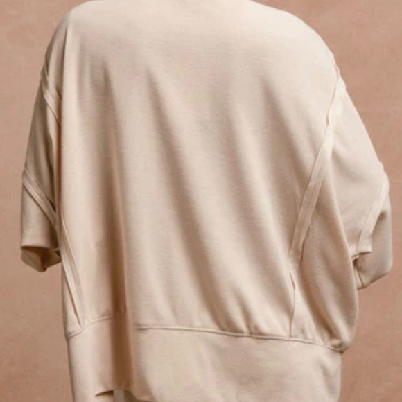 NWT! OVERSIZED WOMENS TOP BY BIBI. SIZE 3X. CREAM W/ LEOPARD PRINT. ROUND NECK. - Picture 2 of 15